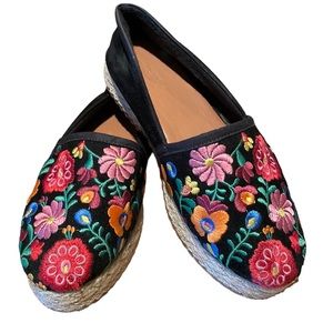 Artezaruim JSPA colorful embroidered velvet espadrilles, woven 1” platform. Sz36